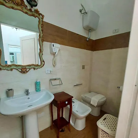 Ampio Con Terrazza Nel Centro Storico Di - Domus Carbonari *