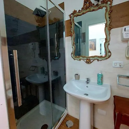 Lägenhet Ampio Con Terrazza Nel Centro Storico Di - Domus Carbonari *